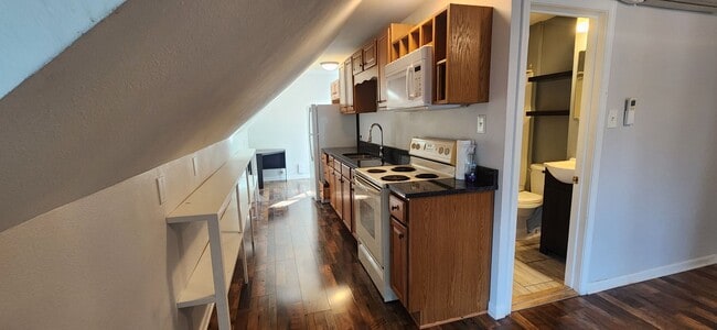 Building Photo - 1323 24th St Unit 2