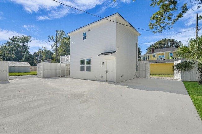 Building Photo - East Duffy Street Unit C