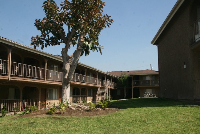 Villa De Oro Apartments