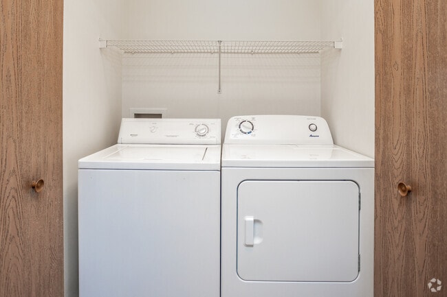 2BR, 1BA - 925 SF