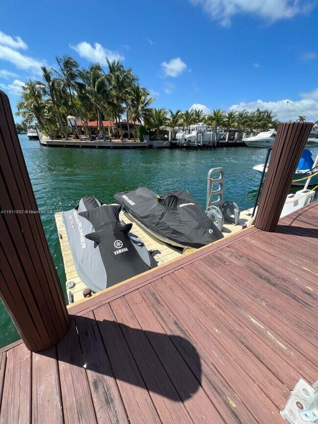 Building Photo - 2430 NE 135th St Unit 105