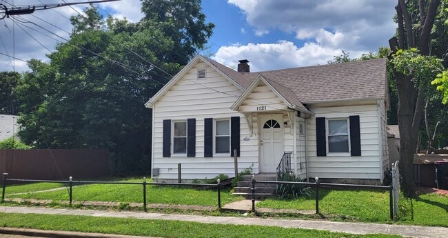 Building Photo - 2 Bedroom 1 Bath House $795! Central Air &...