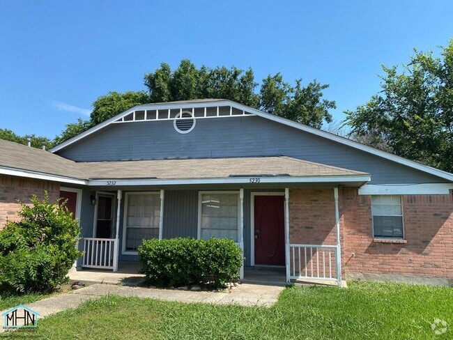 Building Photo - Cute & Cozy Duplex Nestled in a Prime Loca... Rental