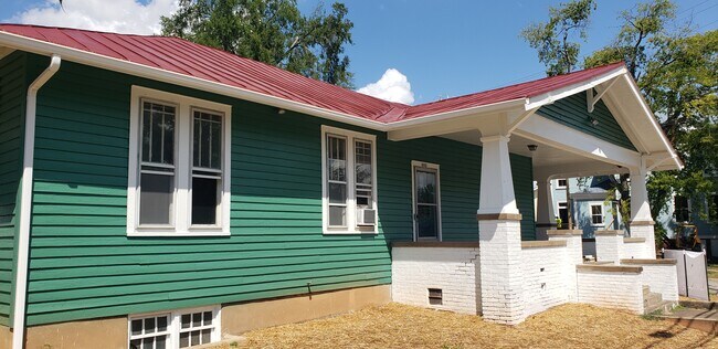 Photo - College Corners on High (Deluxe)