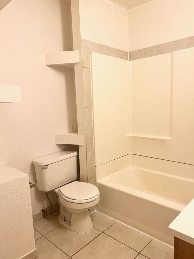 Photo - 2 WEEKS FREE! One-bedroom Apartment Near City Park! UTILITIES INCLUDED Gas/Trash/Water/Sewer