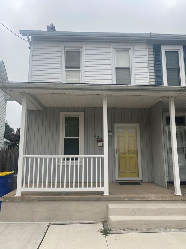 Building Photo - Charming 3 Bed, 1 Bath Home in Northeastern Schools!