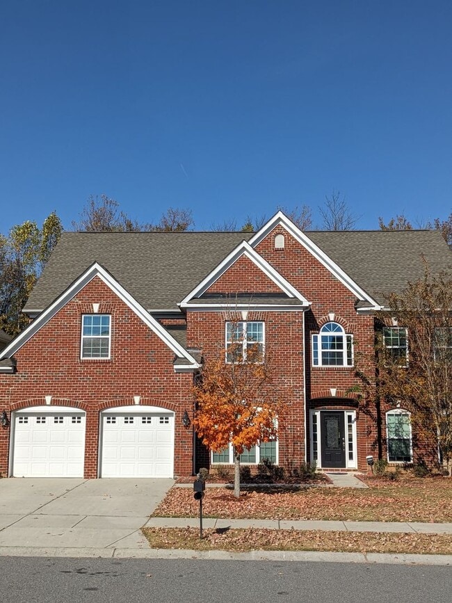 Building Photo - Stunning 7 Bedroom House with a Loft and U...