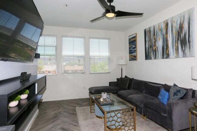 Photo - 2321 E Huntington Dr