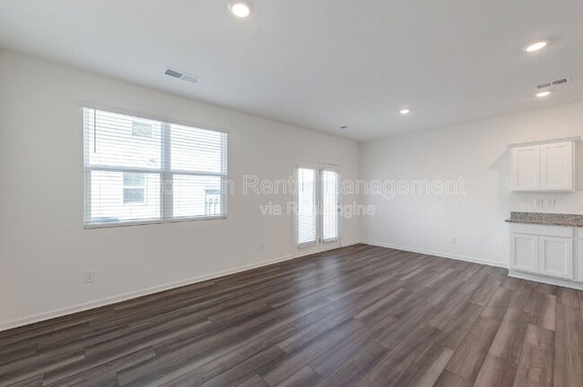 Photo - 205 Fenchurch Wy