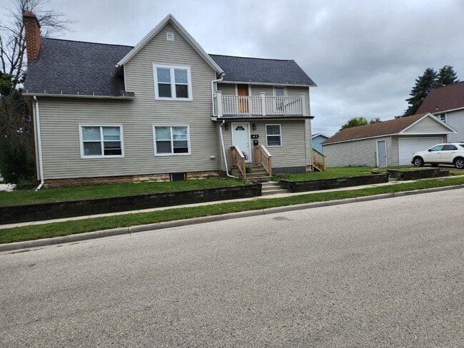 Building Photo - Large Updated Lower Duplex Unit LOWER Rental