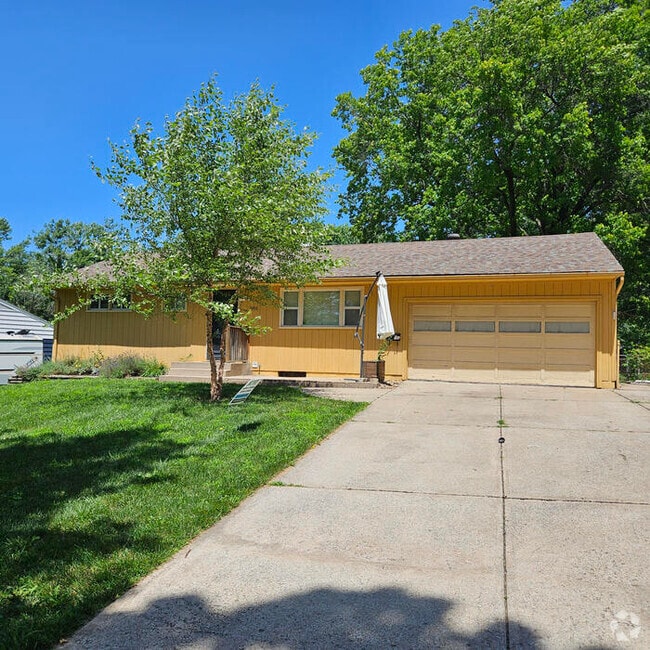 Building Photo - Charming Single-Family Home with Modern Fe...