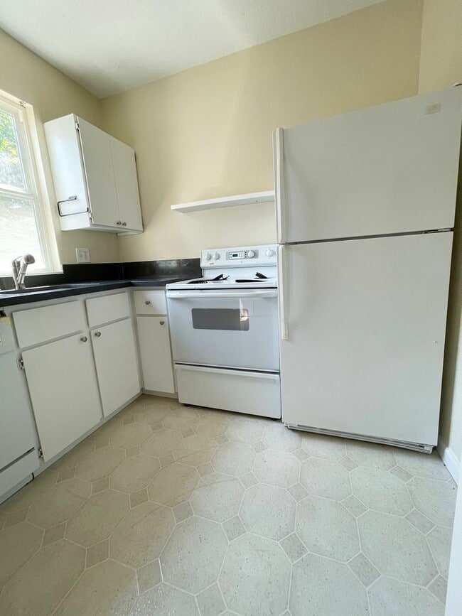 Photo - Quiet and Cozy Two Bed in SW Portland 5 plex~ Open Floor Plan~ Great Shared Outdoor Space~ Off St... Unit 8880A