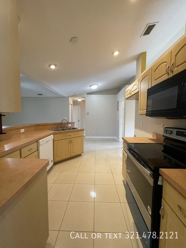 Photo - 611 Americana Blvd NE