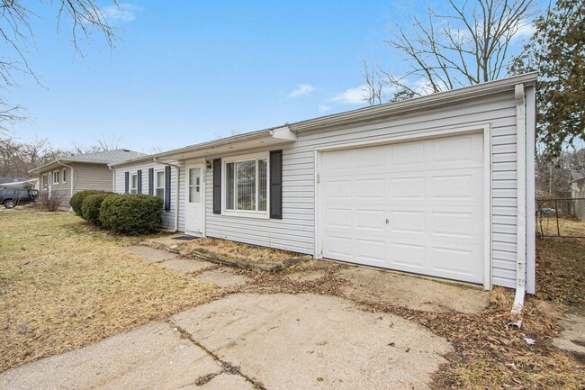 Photo - Contemporary 3-bed, 1-bath 925sq ft ranch with attached garage and yard!