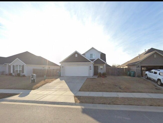 Building Photo - 1021 Lakeview Dr