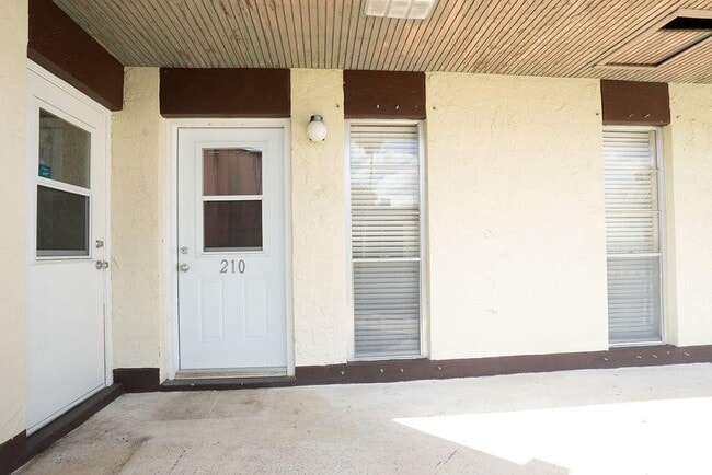 Building Photo - 2 Greenway Vlg N Unit 210