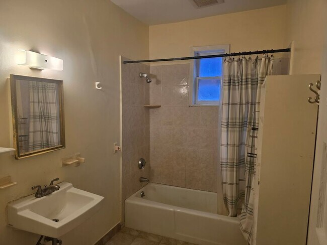 Photo - 4-bed Oak Square Brighton