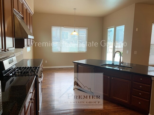 Photo - 5948 Revelstoke Dr