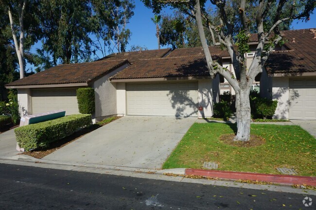 Building Photo - Lovely 3 Bed 2.5 Bath Fullerton Townhome