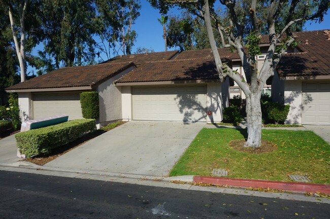 Lovely 3 Bed 2.5 Bath Fullerton Townhome - Lovely 3 Bed 2.5 Bath Fullerton Townhome