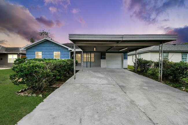 Photo - 8534 Fillmore St