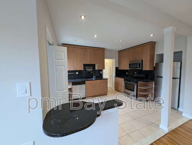 Building Photo - 650 Metropolitan Ave Unit Apt 5