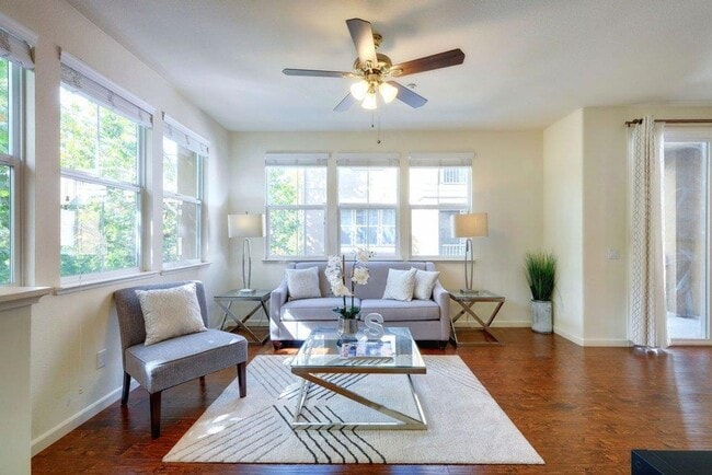 Photo - SAN JOSE - Well Maintained Tri-Level 2/2.5 Townhouse