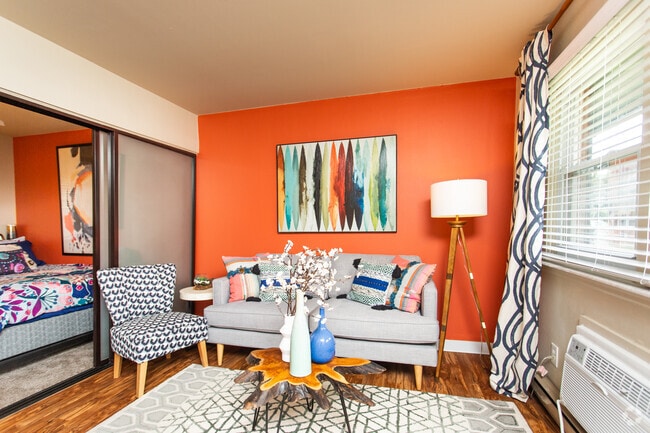 1BR. 1BA - 425 SF - French