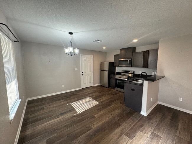 Building Photo - Updated 3/2 Duplex in the Heart of Waco