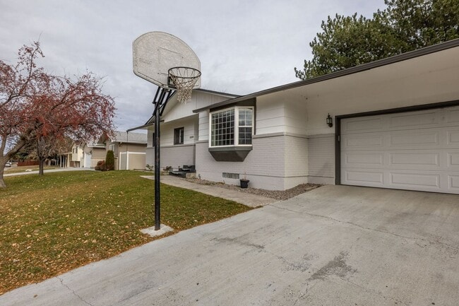 Photo - 4 BED 2 BATH HOME WITH BONUS ROOM IN IDAHO FALLS