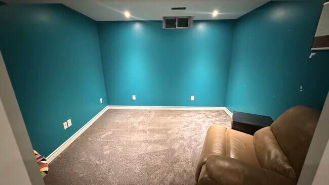 Photo - 8556 Milomir St