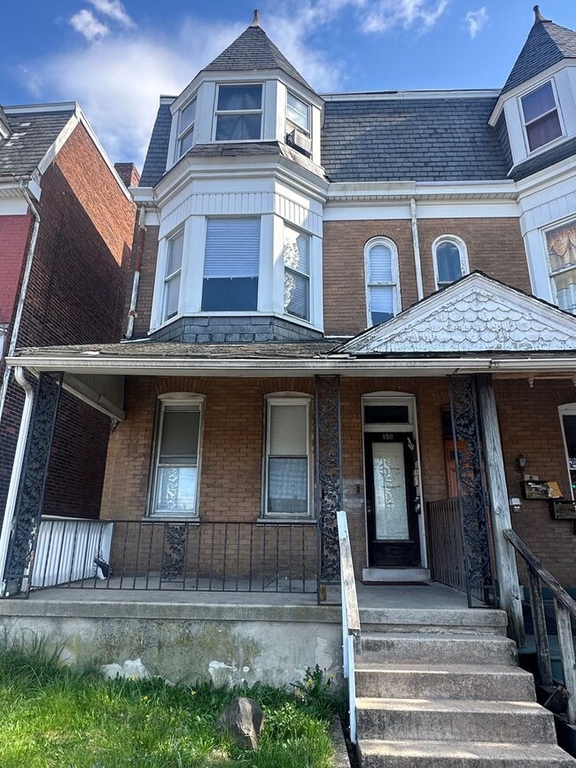 Building Photo - 950 W Princess St Unit 2nd Floor