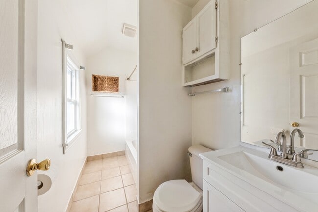 Photo - 425 E 9th St Unit 2