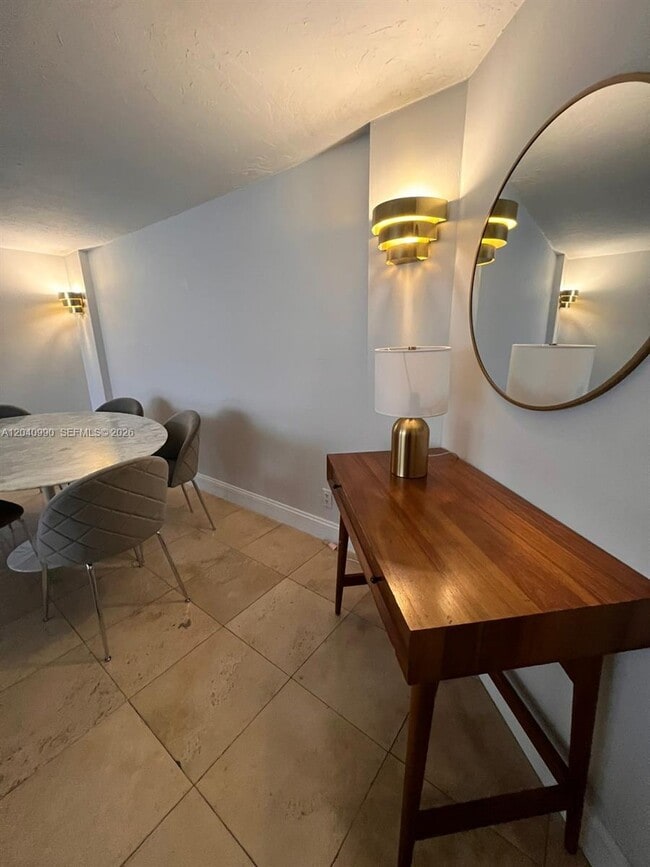 Photo - 18181 NE 31st Ct Unidad 305