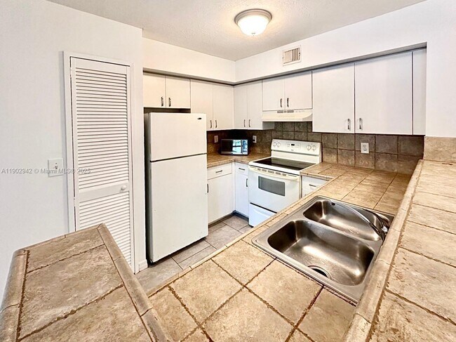 Photo - 1721 Village Blvd Unidad 203