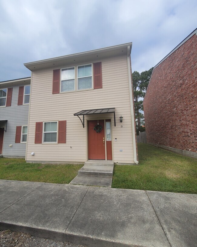 Building Photo - 8 Townhouse Cv