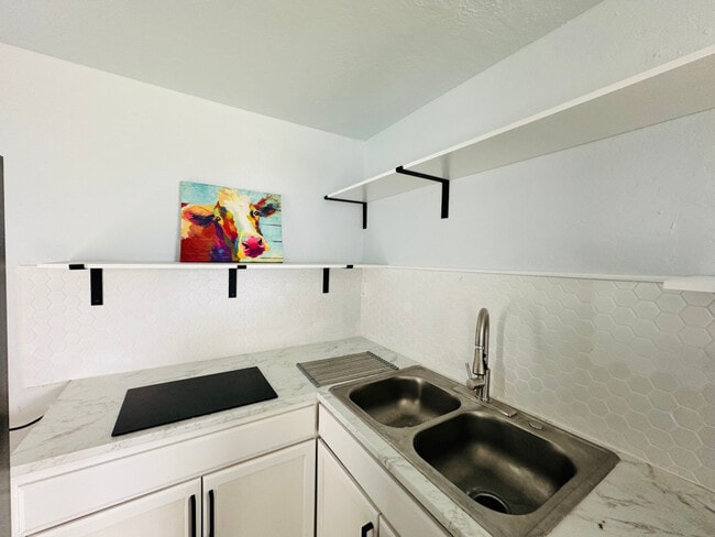 Building Photo - 404 NW 3rd St Rental