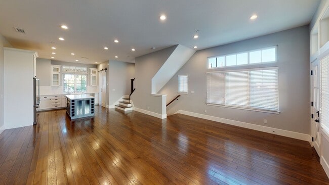 Building Photo - Updated 3 Bedroom (+ bonus room), 3.5 bath... Rental