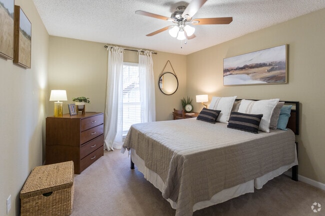 2BR, 2BA - 962 SF