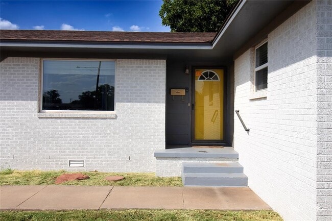 Photo - 713 W Oriole St
