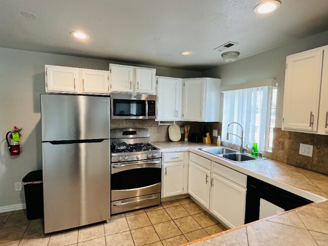 Photo - 546 E Delno Dr