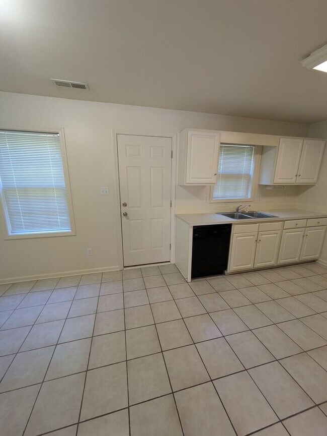 2BD/2.5BA Unit at Water Oaks!