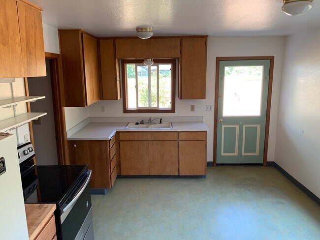 Kitchen - 4219 Colver Rd Unit Cottage