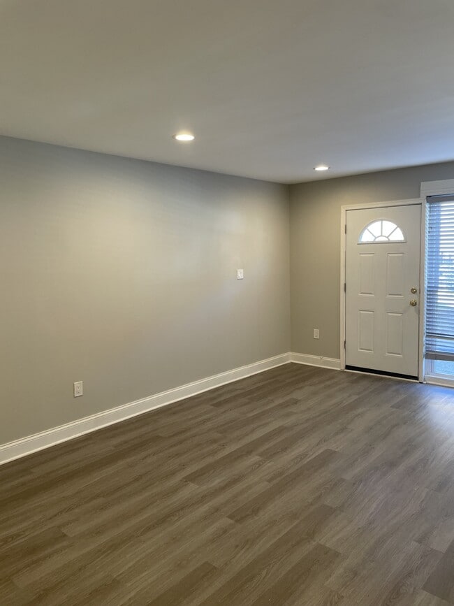 Photo - 1935 Addison Rd S