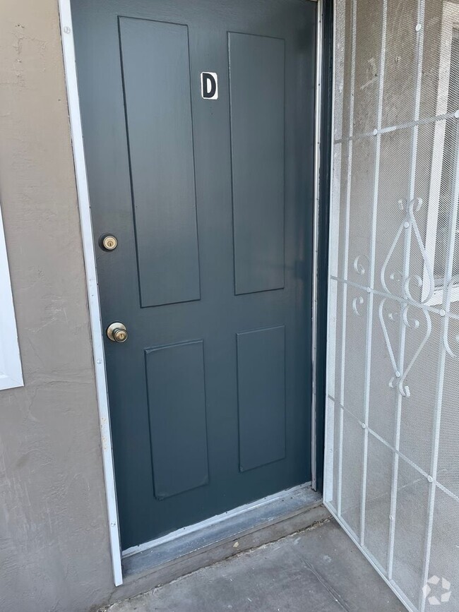 Building Photo - Lower level 2/1 With Outdoor space! Unit D Rental