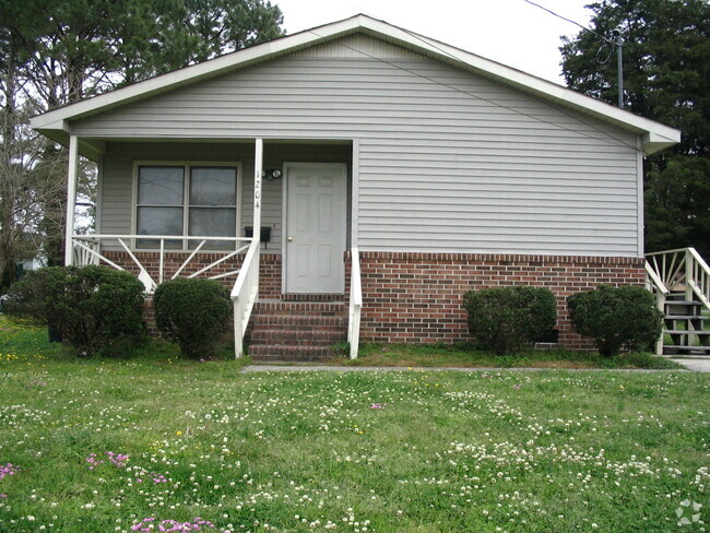 Building Photo - Lovely Home with a Great Location In Town