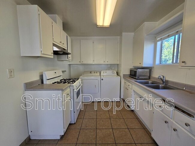 Photo - 2619 Mathews Ave Unidad #B