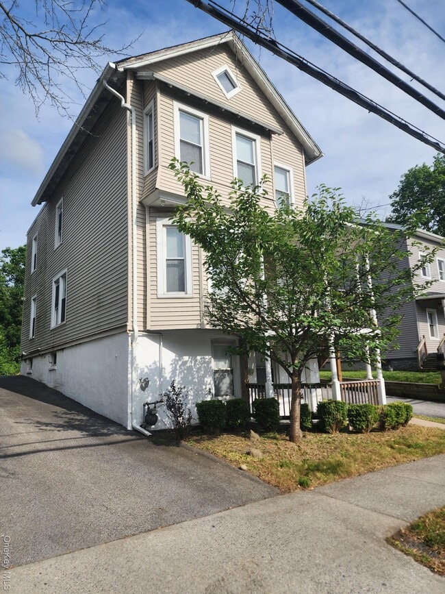 Building Photo - 157 N Clinton St Unit B