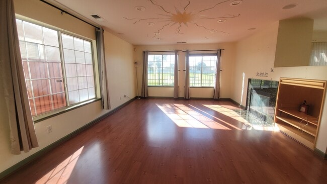 Photo - 1537 Hermocilla Way