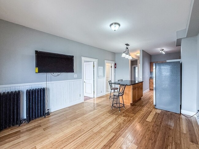 Building Photo - 120 Gladstone St Unit 3